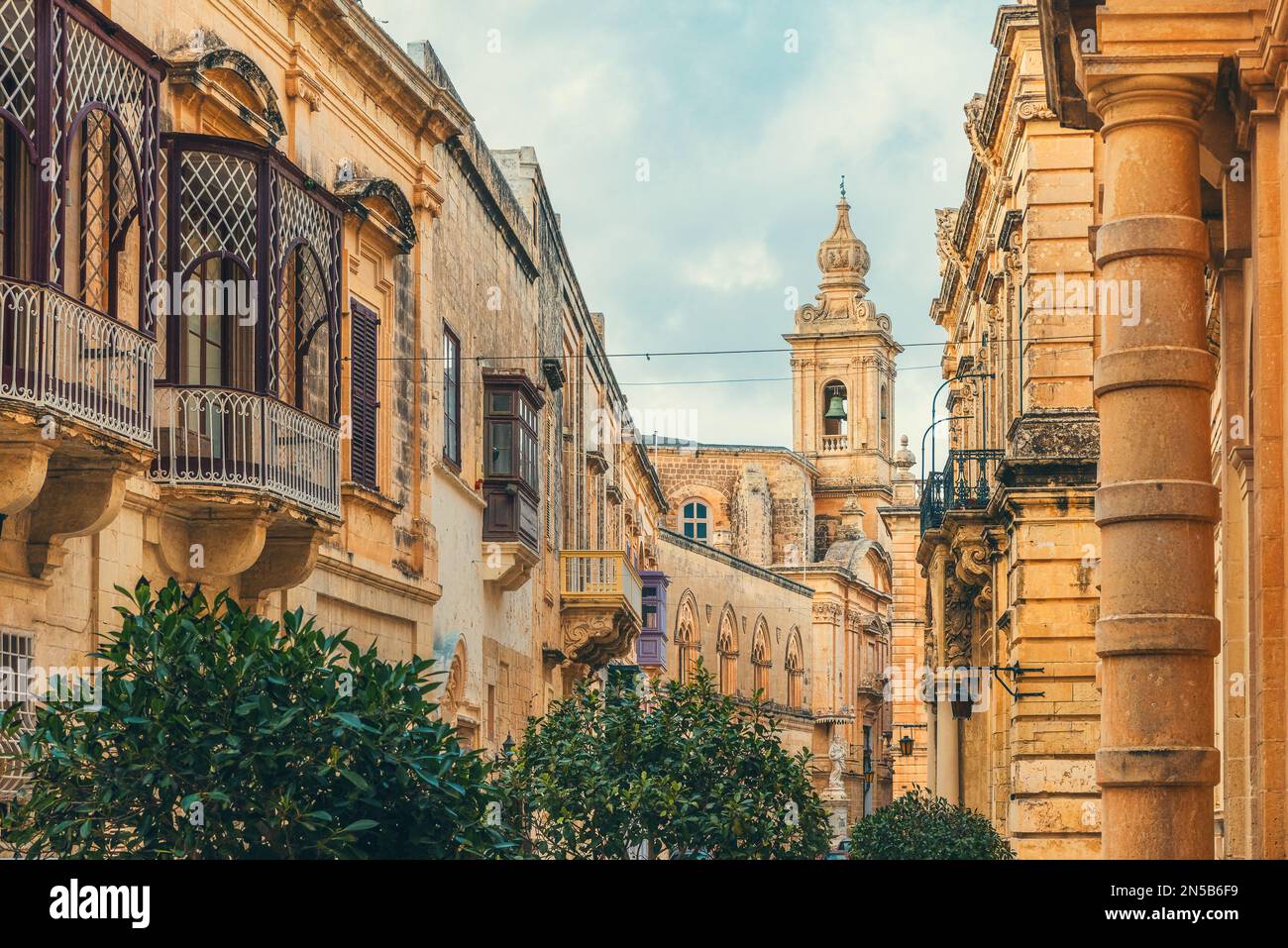 Vecchia città medievale di Mdina con la cattedrale di San Paolo e edifici in pietra gialla con balcone, Malta. Destinazione di viaggio in Europa Foto Stock