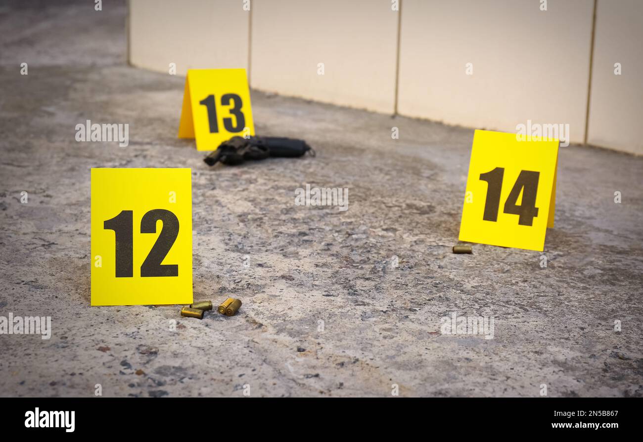 Scena del crimine con prove e segni sul pavimento. Indagine investigativa Foto Stock