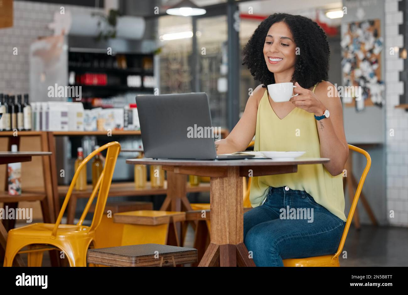 Cafe, innovazione e notebook con una donna nera blogger in un ristorante  per la ricerca mentre fare lavoro a distanza. Caffetteria, freelance e una  donna Foto stock - Alamy