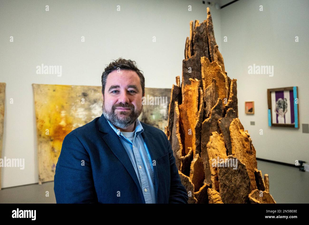 Brighton UK 9th febbraio 2023 - Joe Hill il direttore e CEO di Towner Eastbourne insieme a una scultura David Nash che fa parte delle mostre del centenario Towner 100 . Towner Eastbourne festeggia il suo centenario con una serie di importanti mostre del passato e del presente che si aprono al pubblico questo prossimo fine settimana: Credit Simon Dack / Alamy Live News Foto Stock