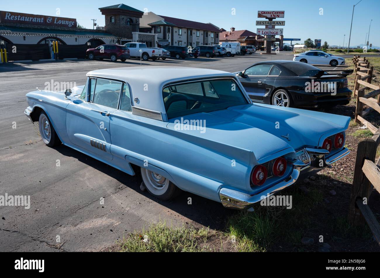 Un particolare di un vecchio Ford Thunderbird blu, è parcheggiato in strada Foto Stock