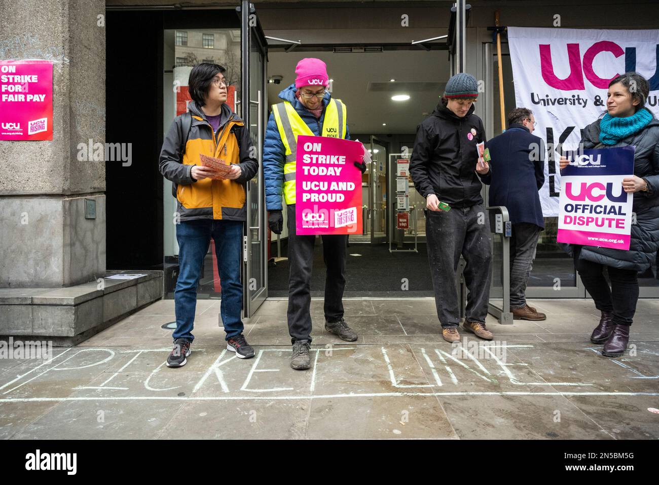 Londra, Regno Unito. 9 febbraio 2023. Personale universitario a una linea di picket fuori dal King’s College di Londra sullo Strand. Secondo la University and College Union (UCU), più di 70.000 dipendenti in 150 università del Regno Unito colpiscono in controversie su retribuzioni, condizioni e pensioni. Credit: Stephen Chung / Alamy Live News Foto Stock