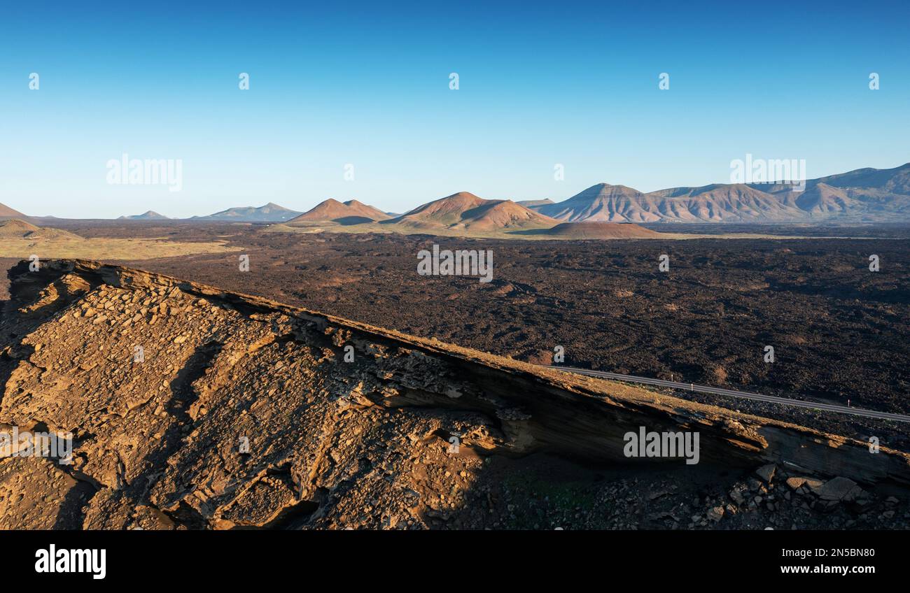 Pianura di lava e montagne vulcaniche a nord-ovest di Yaiza, vista aerea, Isole Canarie, Lanzarote, Yaiza Foto Stock