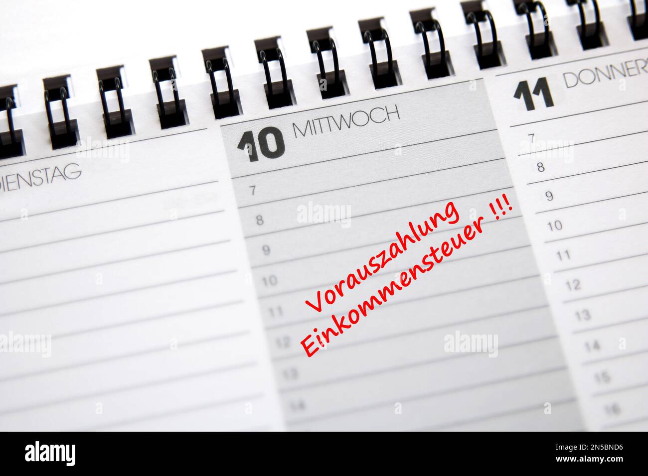 Calendario da tavolo in tedesco con entrata pagamento anticipato imposta sul reddito Foto Stock