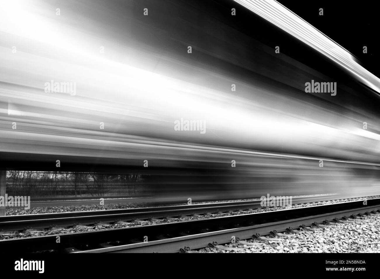 Treno espresso di corsa incollata di notte, Germania Foto Stock