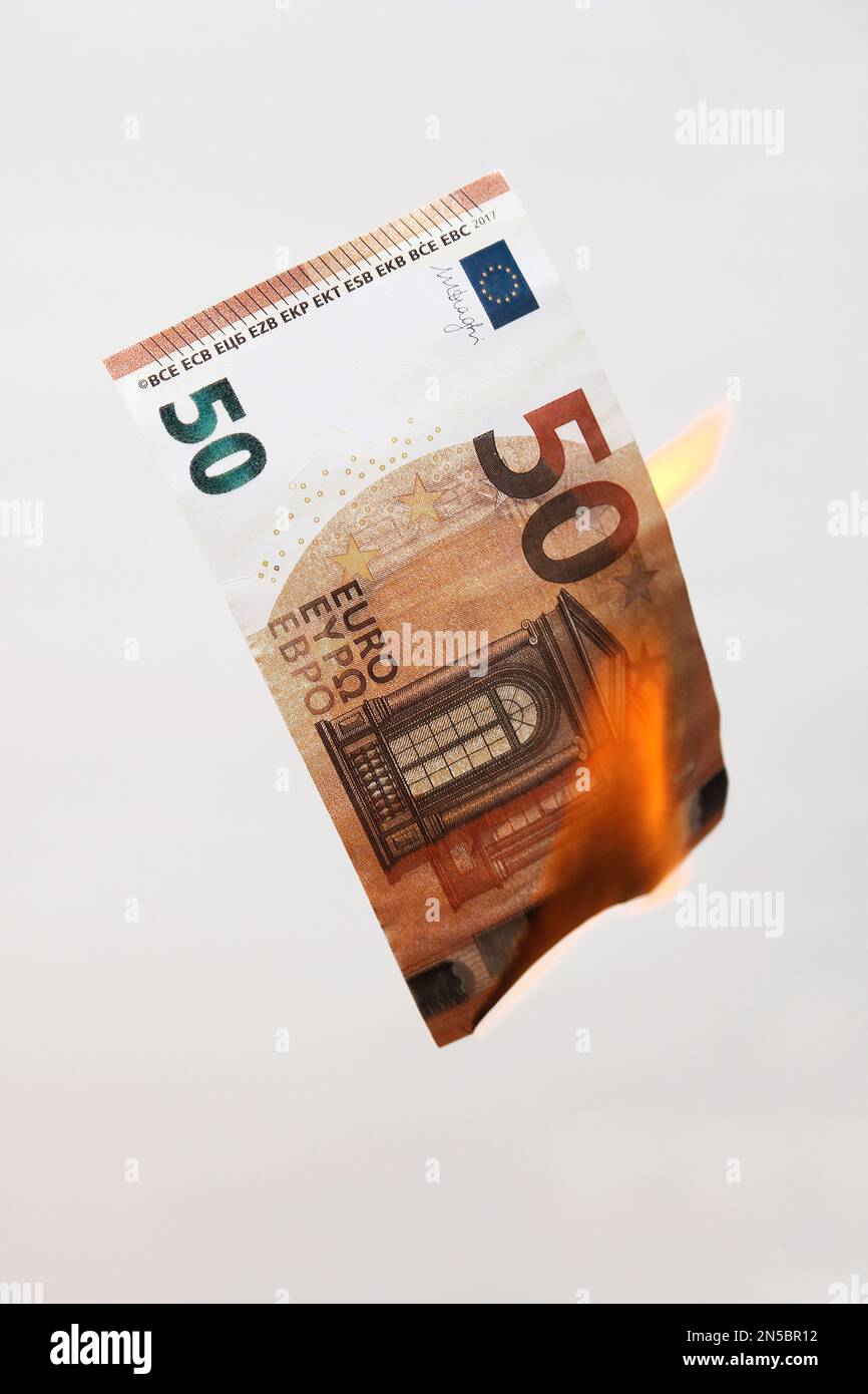 Bolletta bruciante di 50 euro, inflazione Foto Stock