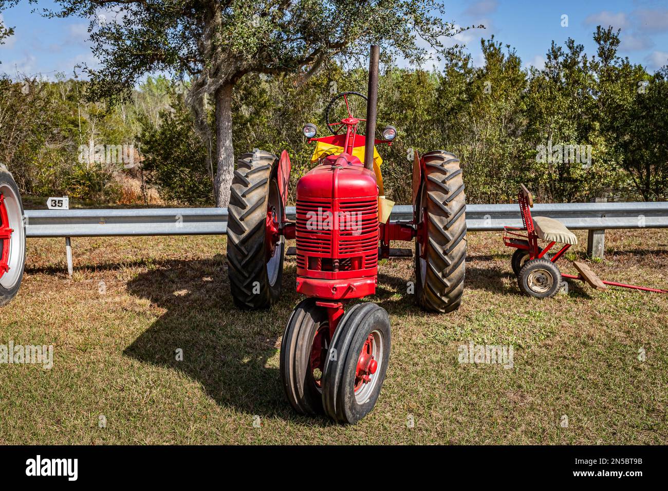 Fort Meade, FL - 22 febbraio 2022: Vista frontale in prospettiva alta di un trattore internazionale Harvester McCormick Farmall modello H 1942 su un trattore locale Foto Stock