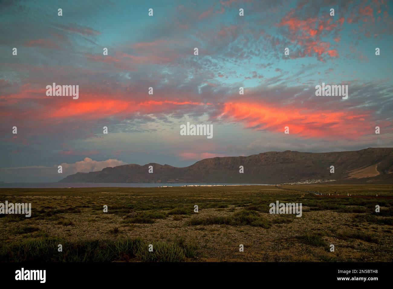 Risco de Famara dopo il tramonto, Isole Canarie, Lanzarote, Caleta de Famara Foto Stock