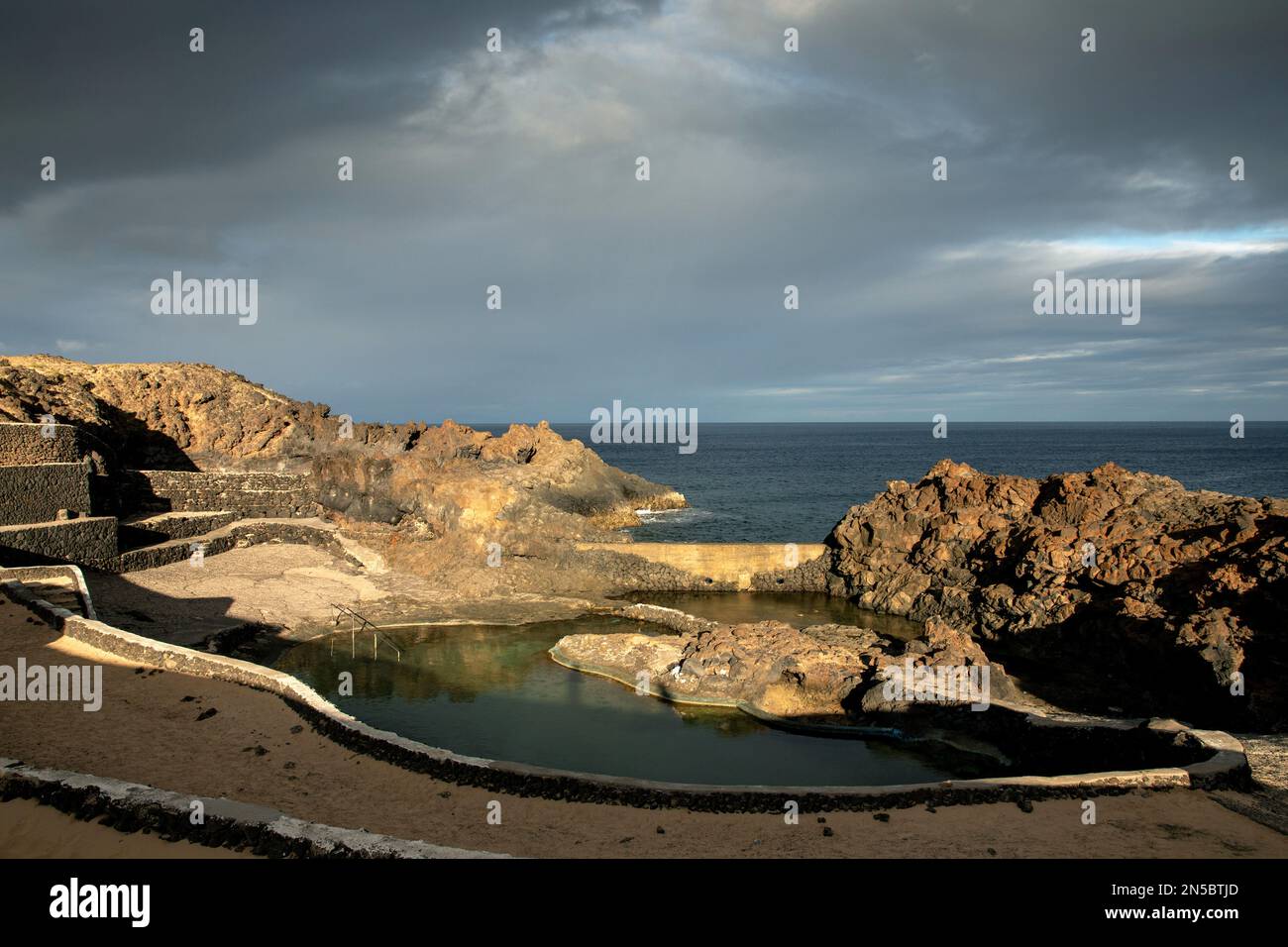 Charco del Palo, costa lavica con piscina naturale, Isole Canarie, Lanzarote Foto Stock