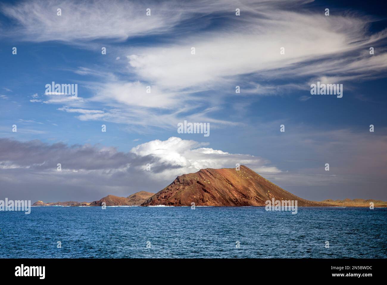 lato ovest dell'isola vulcanica Isla de Lobos, Isole Canarie, Fuerteventura Foto Stock