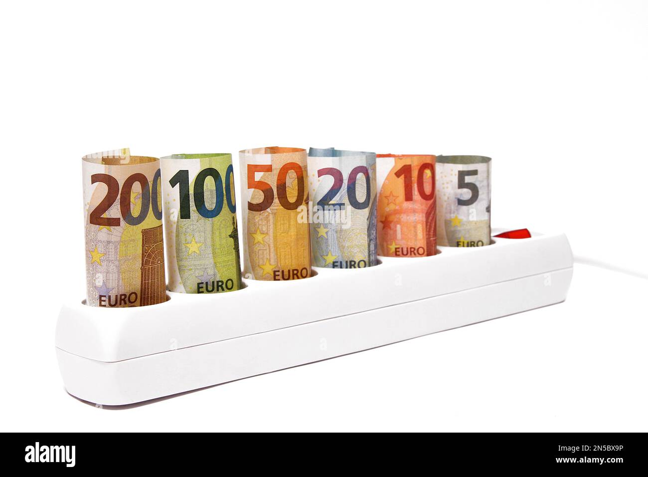 Presa di corrente con bollette in euro, aumento del prezzo dell'energia Foto Stock
