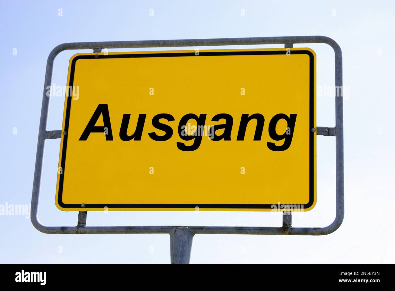 Cartello della città con la scritta Ausgang, uscita-composizione, Germania Foto Stock