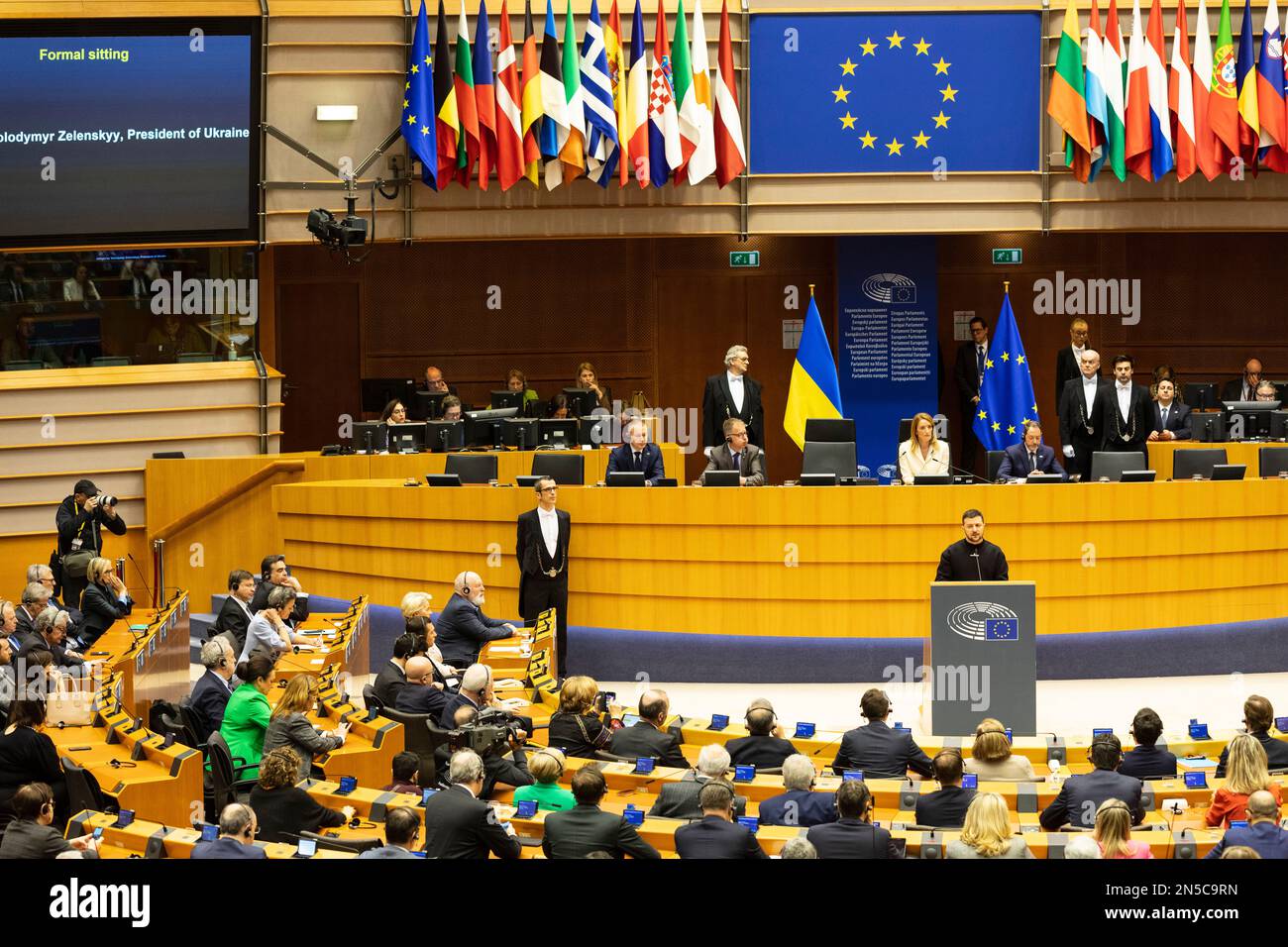 Bruxelles, Belgio. 09th Feb, 2023. Nicolas Landemard/le Pictorium - discorso di Volodymyr Zelensky al Parlamento europeo - 9/2/2023 - Belgio/Bruxelles - il Presidente dell'Ucraina, Volodymyr Zelensky, intervenendo al Parlamento europeo a Bruxelles con Roberta Mesola, Presidente del Parlamento europeo. Credit: LE PICTORIUM/Alamy Live News Foto Stock