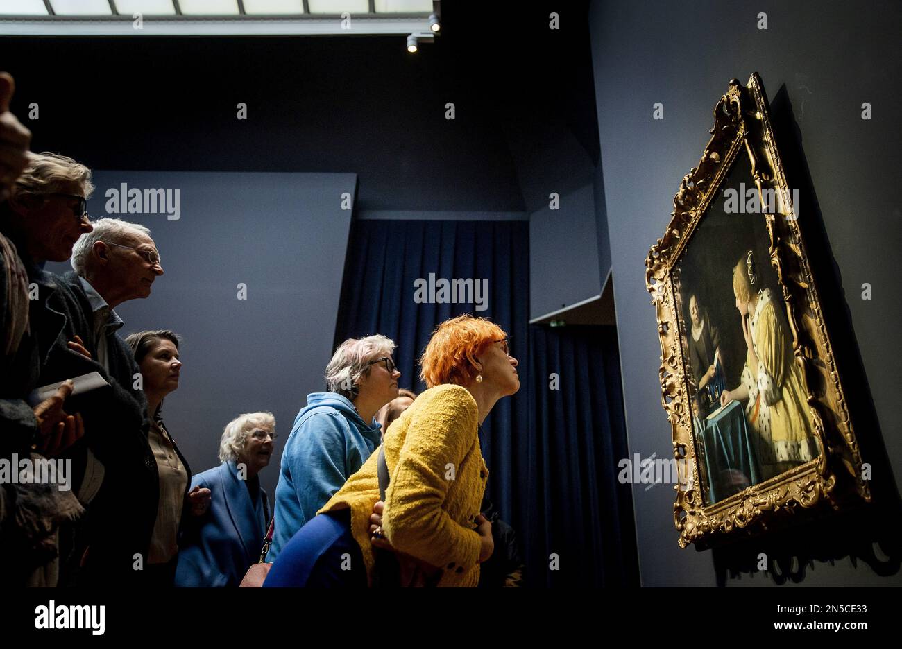 AMSTERDAM - il dipinto Lady and Maid di Johannes Vermeer durante l'apertura della mostra Vermeer al Rijksmuseum. Ospiti provenienti da tutti i Paesi Bassi sono stati invitati all'inaugurazione che hanno un link con il nome Vermeer. La mostra contiene 28 delle 37 opere di Johannes Vermeer. ANP KOEN VAN WEEL netherlands out - belgium out Foto Stock