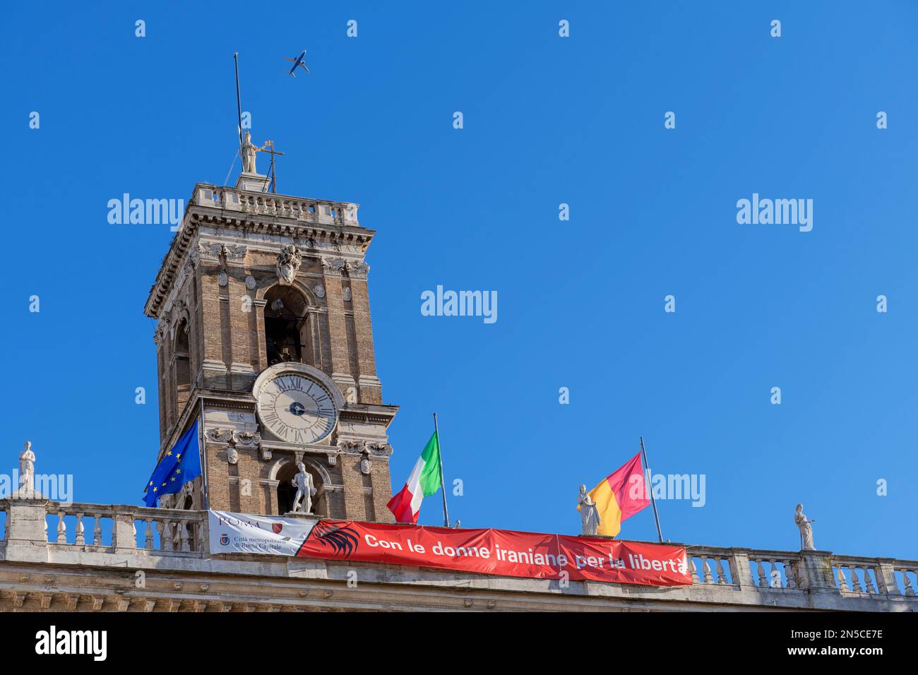 Banner di solidarietà che legge “con le donne iraniane per la llibertà (con donne iraniane per la libertà)” al Campidoglio. Roma, Italia, Europa. Spazio di copia Foto Stock