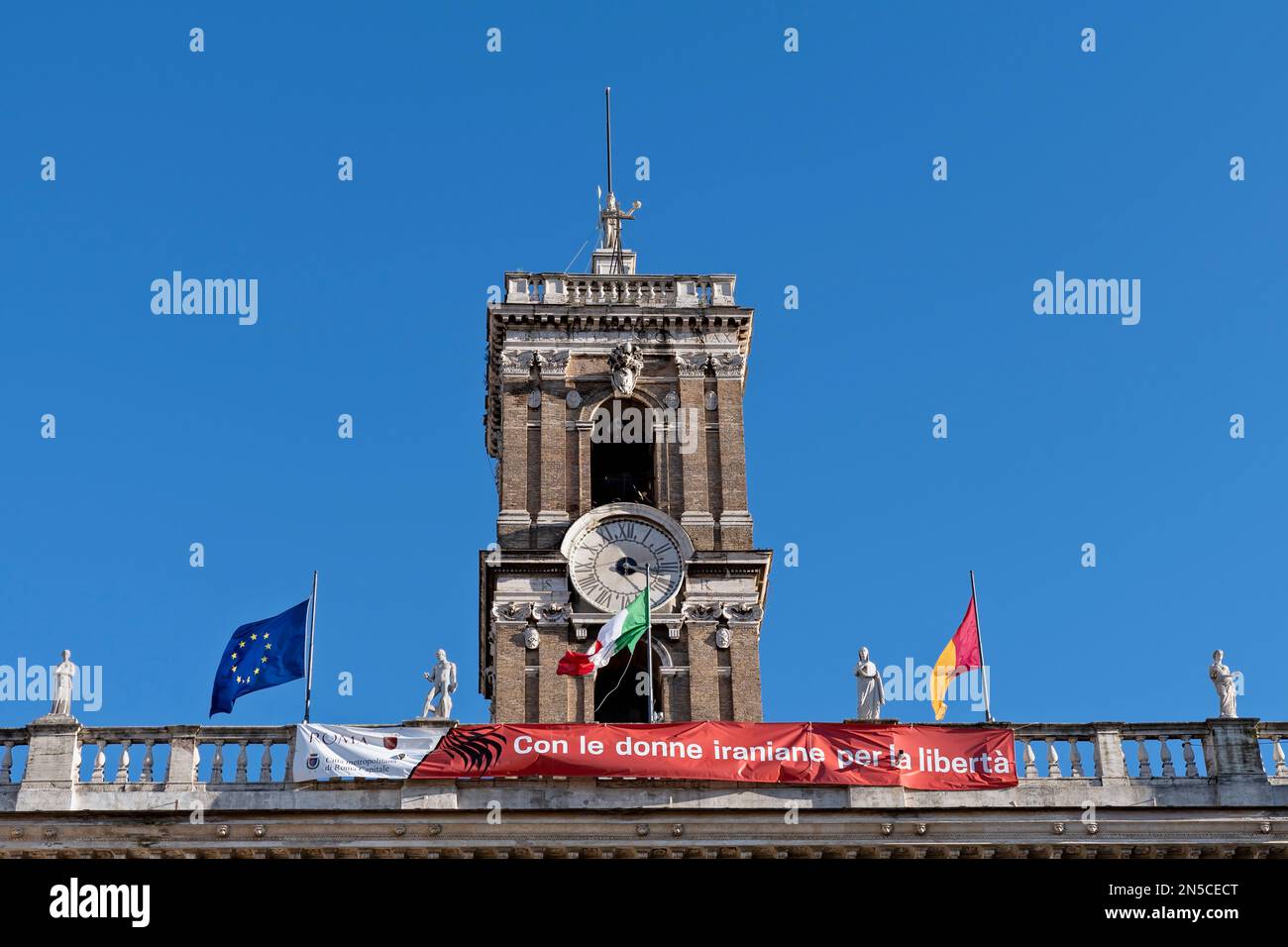 Banner di solidarietà che legge “con le donne iraniane per la llibertà (con donne iraniane per la libertà)” al Campidoglio. Roma, Italia, Europa. Spazio di copia Foto Stock