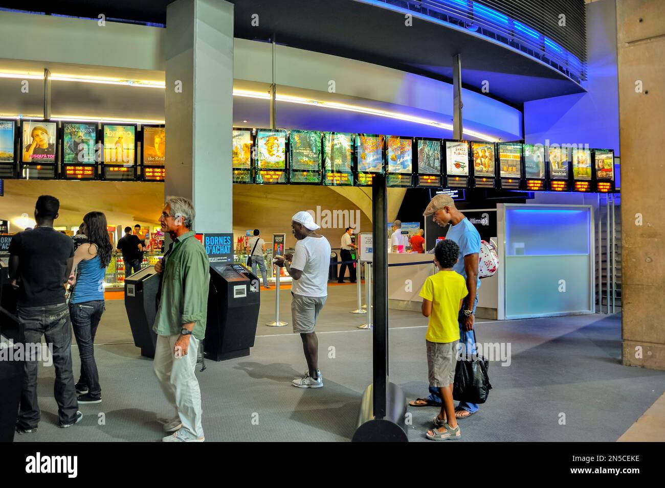 Parigi, Francia, folla in fila per acquistare biglietti, all'interno di un centro commerciale, forum halles cinema teatro, UGC Les Halles, cinema a pagamento nel lobby, padre e bambini visti da dietro Foto Stock