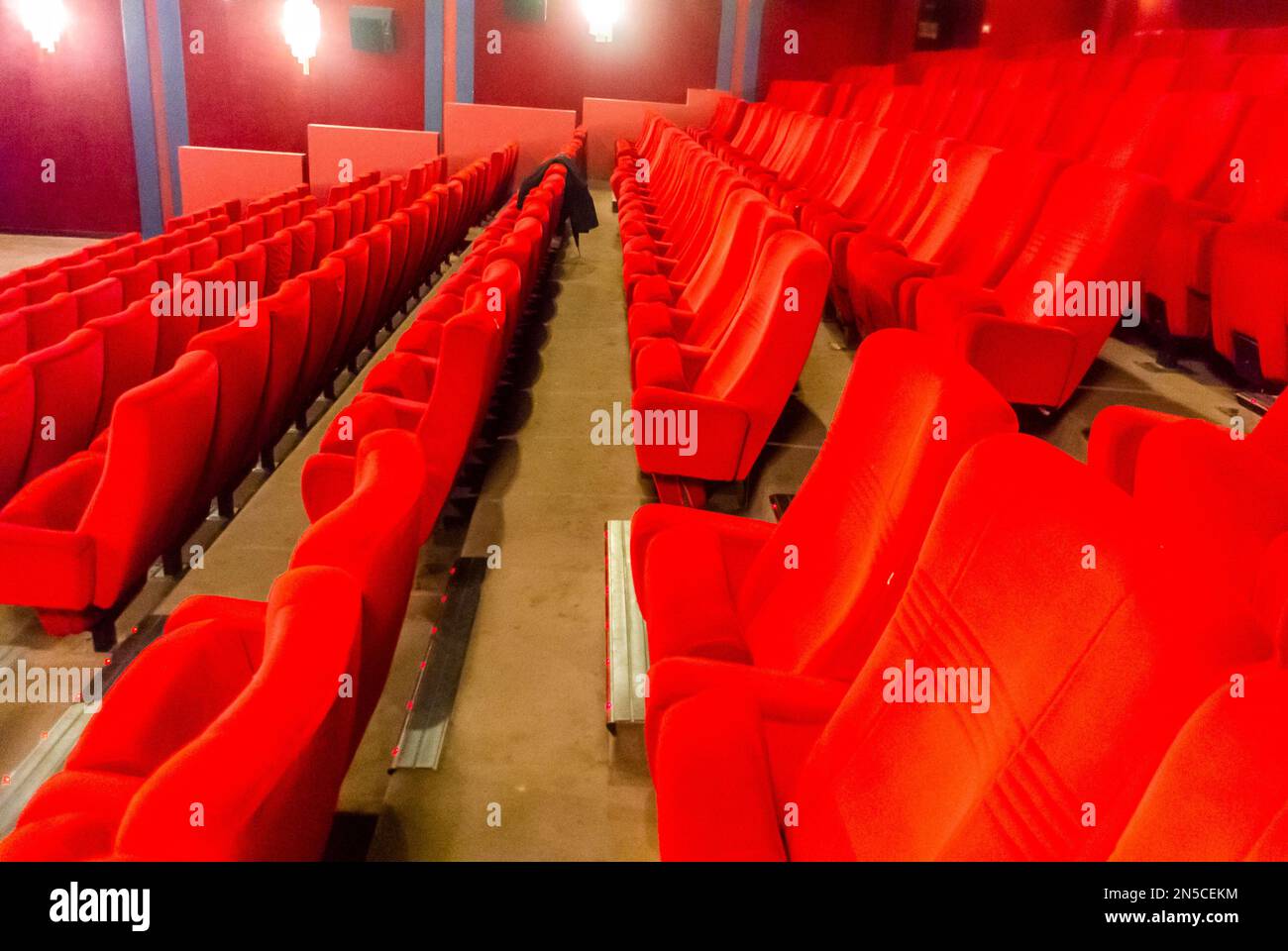 Parigi, Francia, Inside Empty French Cinema Theater, Red Seats, Side, Empty room, Foto Stock