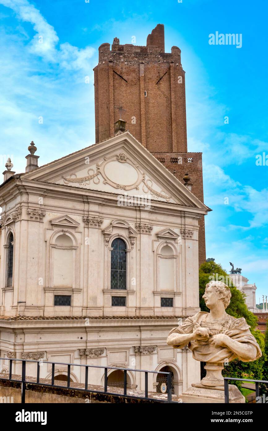 Vista di Santa Caterina a Magnanapoli e della Torre delle milizie da Villa Aldobrandini, Roma, Italia Foto Stock