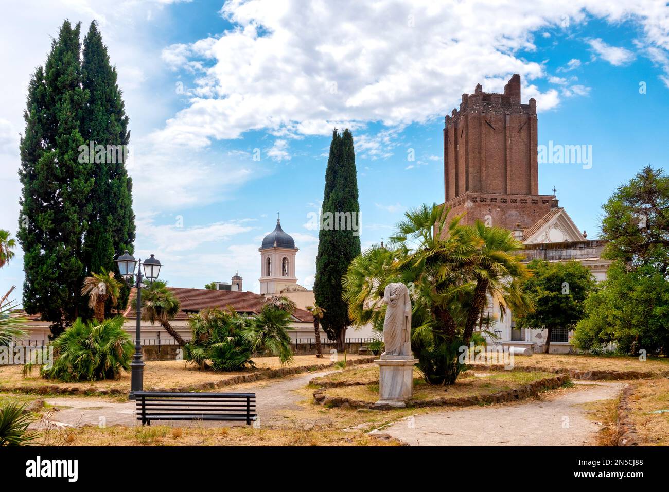 Veduta della Torre delle milizie da Villa Aldobrandini, Roma, Italia Foto Stock