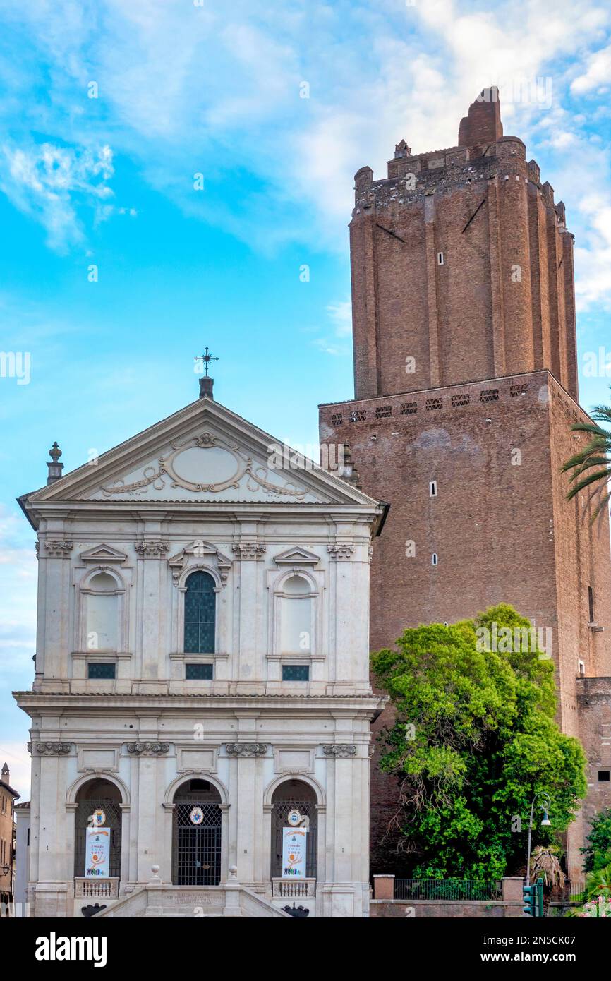 Vista di Santa Caterina a Magnanapoli e della Torre delle milizie, Roma, Italia Foto Stock