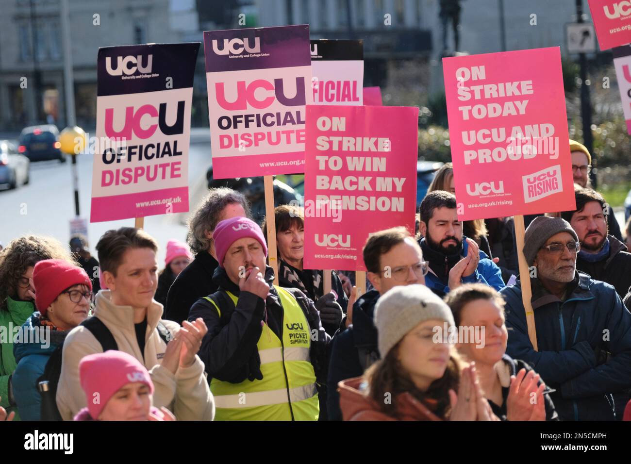 Bristol, Regno Unito. 9th Feb, 2023. Gli straordinari conferenzieri dell’Università di Bristol tengono un rally fuori dalle sale Victoria, il tema del rally è “perché ci scontriamo”. I conferenzieri e il personale dell'Università di Bristol continuano ad agire in sciopero nella loro lotta per le pensioni, la parità di retribuzione, i carichi di lavoro ragionevoli e la fine dei contratti precari. Credit: JMF News/Alamy Live News Foto Stock