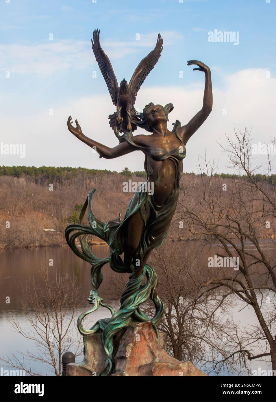 La scultura in bronzo River Spirit del 2007 di Julie Ann Stage sulla St Croix River a St. Croix Falls, Wisconsin, Stati Uniti. Foto Stock