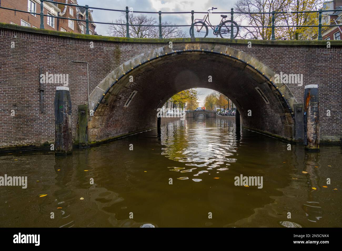 Guardando il canale Reguliersgracht dall'incrocio del Keizersgracht, si possono ammirare i famosi 7 ponti in un'unica vista. Foto Stock