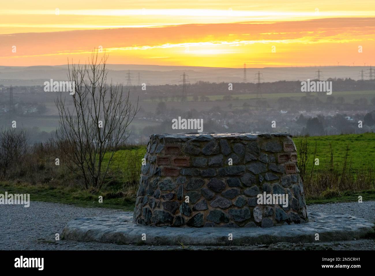 Memoriale per i minatori di carbone con tramonto, Rabbit Ings Country Park, Royston, Barnsley, South Yorkshire, Regno Unito Foto Stock