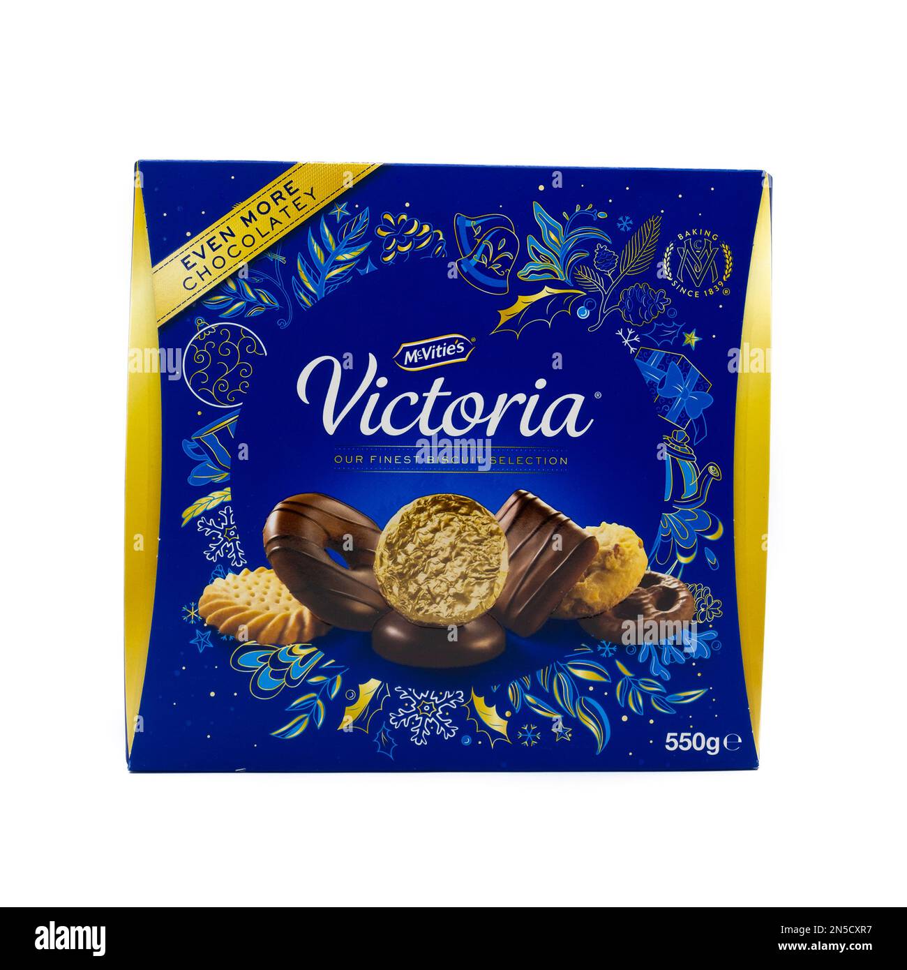 Irvine, Scozia, Regno Unito - 02 febbraio 2023: La selezione di biscotti Victoria 550g di McVitie in una scatola di cartone a tema festosa che mostra i grafici e. Foto Stock