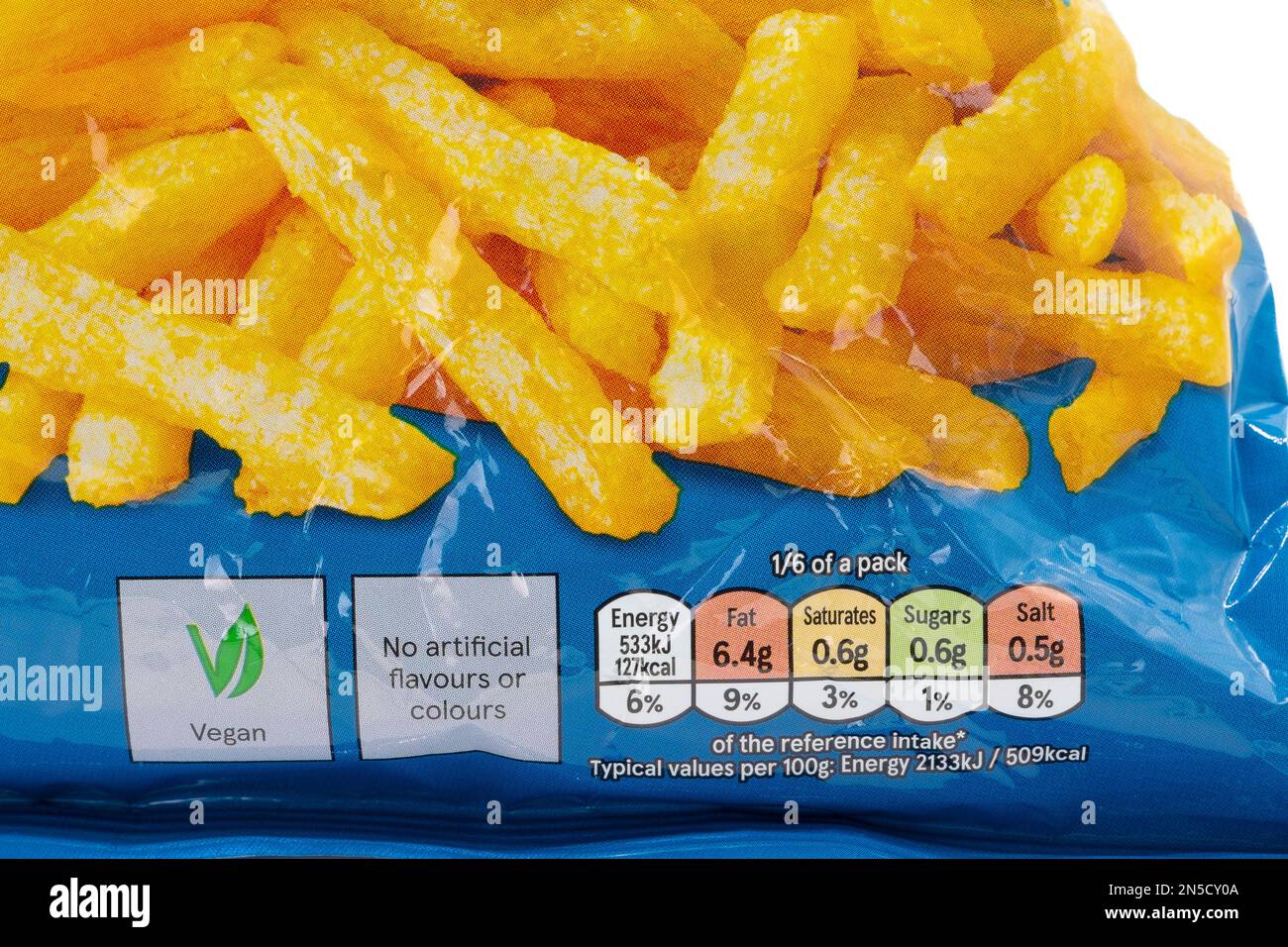 Irvine, Scozia, Regno Unito - 02 febbraio 2023: Sacchetto di sale e Aceto con marchio Tesco con icone energetiche e grafici relativi al prodotto A. Foto Stock