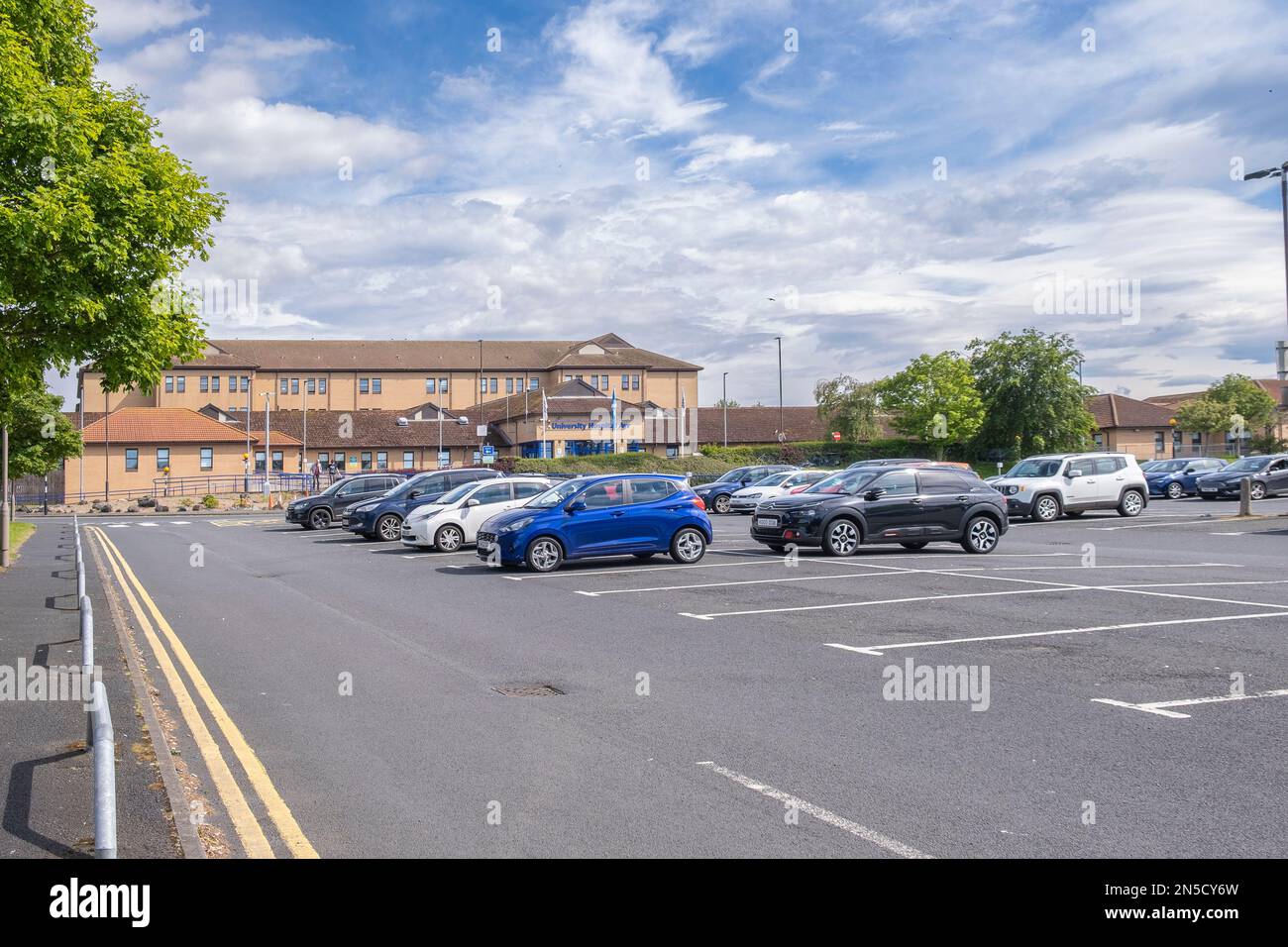 Ayr, Scozia, Regno Unito - 05 giugno 2022: Ospedale universitario Ayr situato sul terreno del vecchio ospedale Ailsa è stato aperto nel 1991 nel marzo 2012 entra Foto Stock