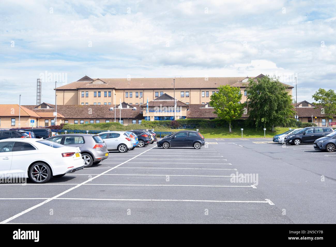 Ayr, Scozia, Regno Unito - 05 giugno 2022: Ospedale universitario Ayr situato sul terreno del vecchio ospedale Ailsa è stato aperto nel 1991 nel marzo 2012 entra Foto Stock