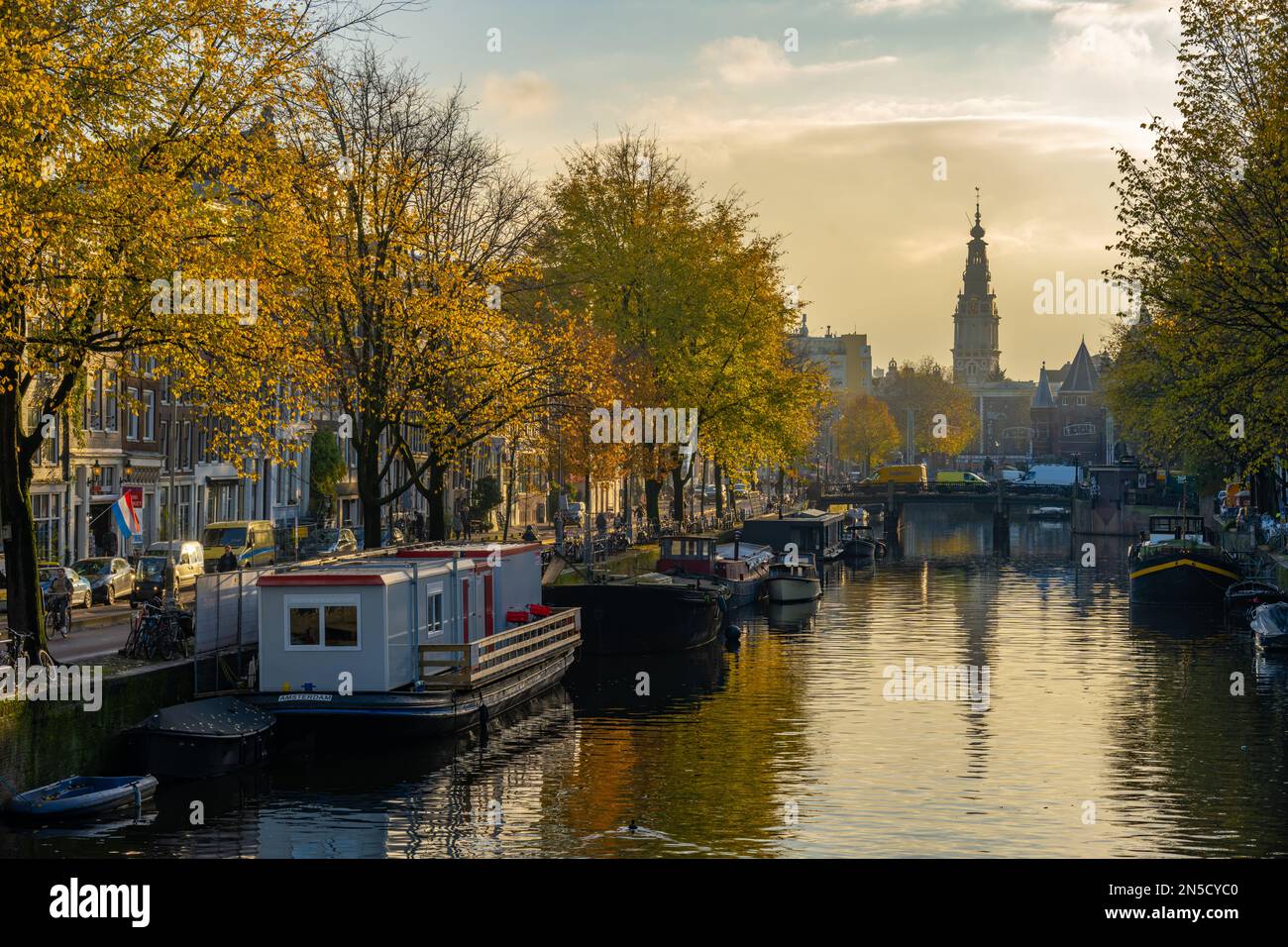Guardando su Geldersekade Amsterdam, Paesi Bassi. Da prins Hendrikkade st. Foto Stock