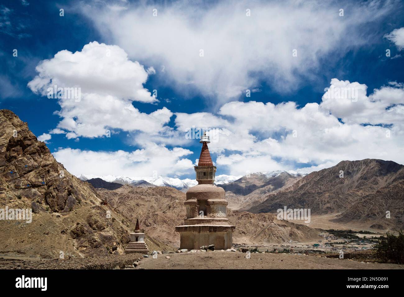 Stupa buddista vicino al monastero di Hemis (Gompa), Leh, Ladakh, Jammu e Kashmir, India Foto Stock