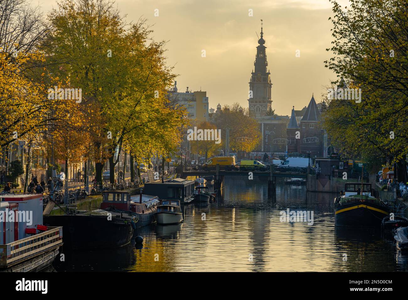 Guardando su Geldersekade Amsterdam, Paesi Bassi. Da prins Hendrikkade st. Foto Stock