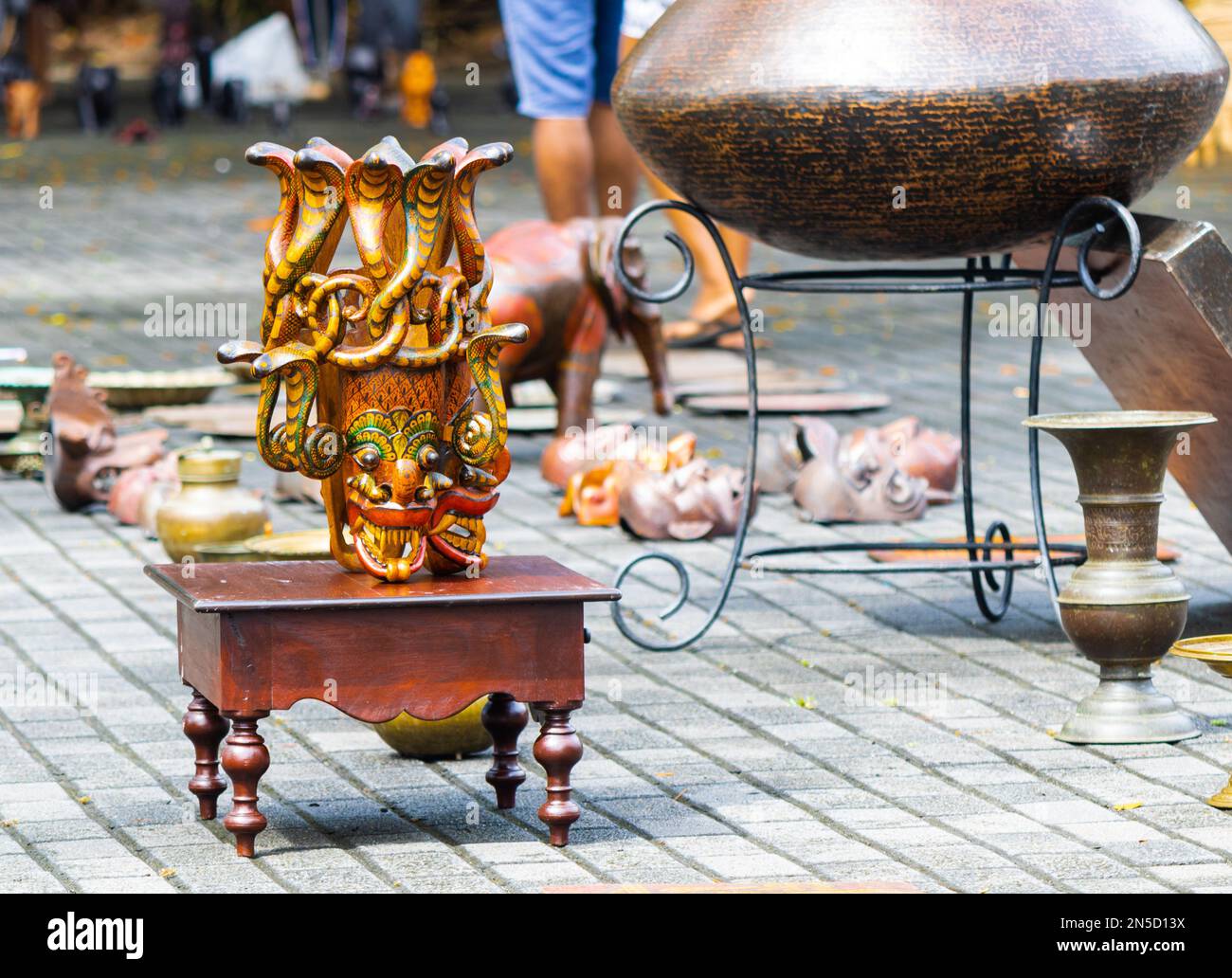 sri lankan antica maschera diavolo cobra, maschera di legno fatta a mano, galle, sri lanka Foto Stock