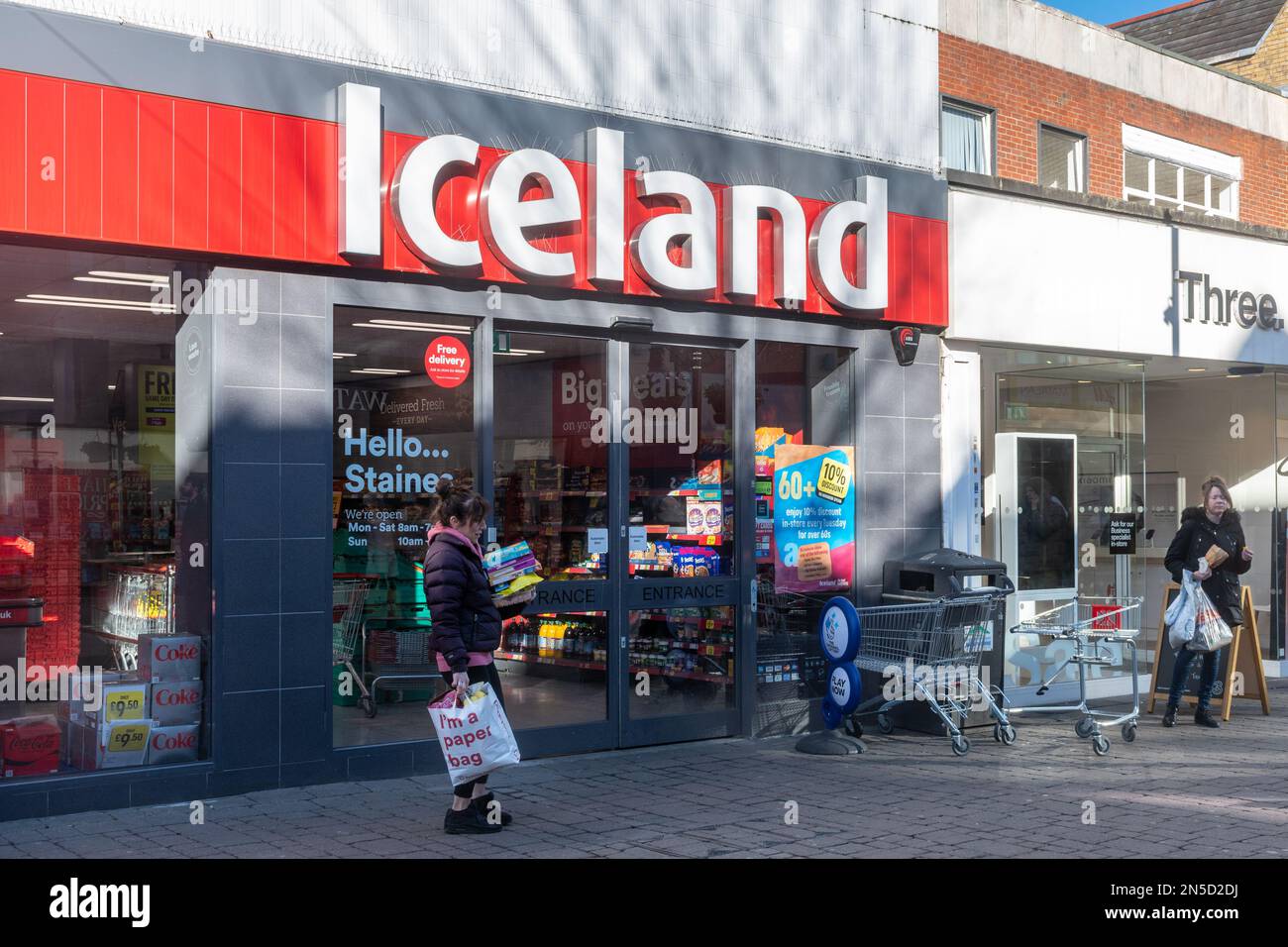 Iceland surgeler food shop di fronte alla High Street nel centro di Staines-upon-Thames con gli acquirenti, Surrey, Inghilterra, Regno Unito Foto Stock
