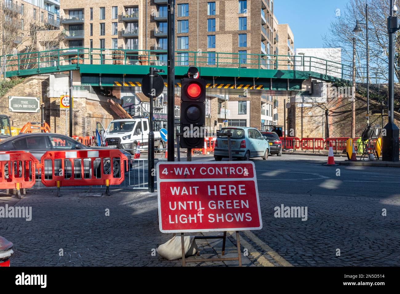 Lavori stradali presso l'Iron Bridge nel centro di Staines-upon-Thames con 4 semafori di controllo, Surrey, Inghilterra, Regno Unito Foto Stock
