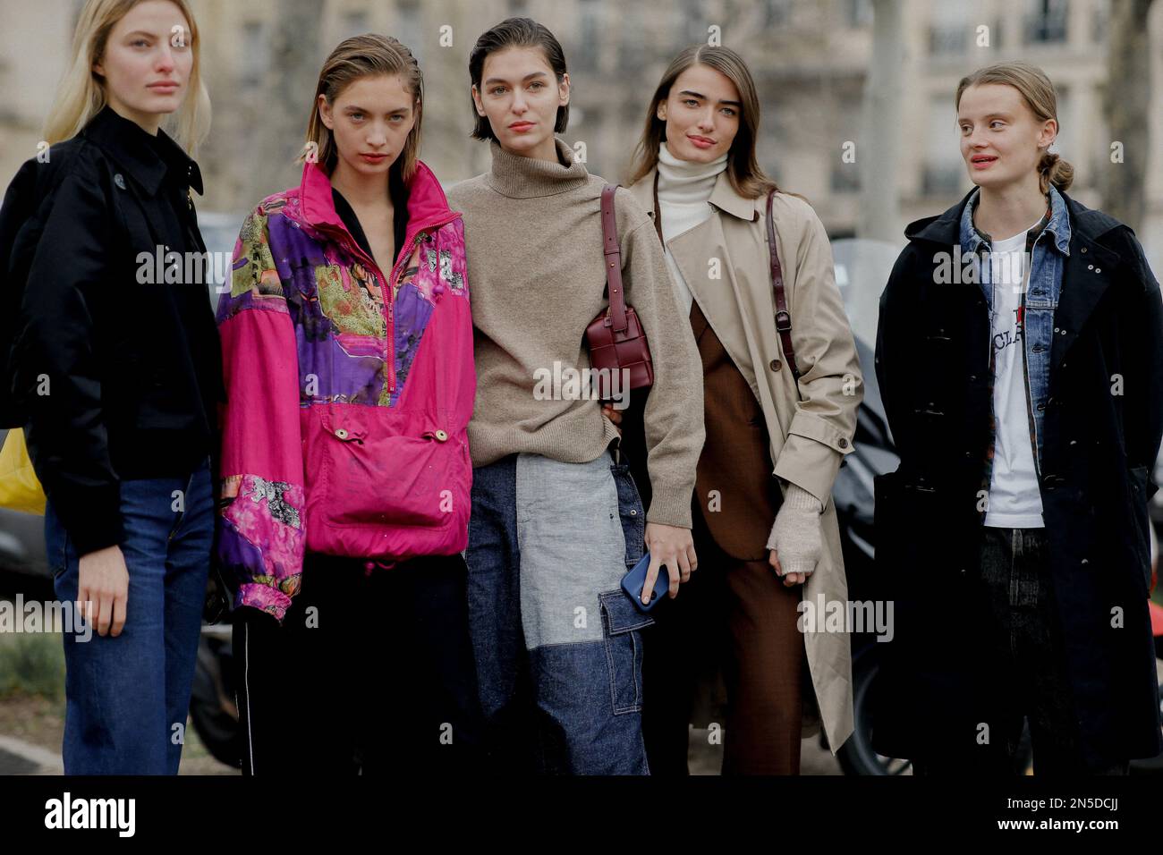 Street style, modelle Felice Nova Noordhoff, Rolf Schrader, Rayssa Medeiros, Samantha Saba e Saunders dopo Chanel Primavera Estate 2023 Haute Couture show, tenuto al Grand Palais Ephemere, Parigi, Francia, il 24th gennaio 2023. Foto di Marie-Paola Bertrand-Hillion/ABACAPRESS.COM Foto Stock