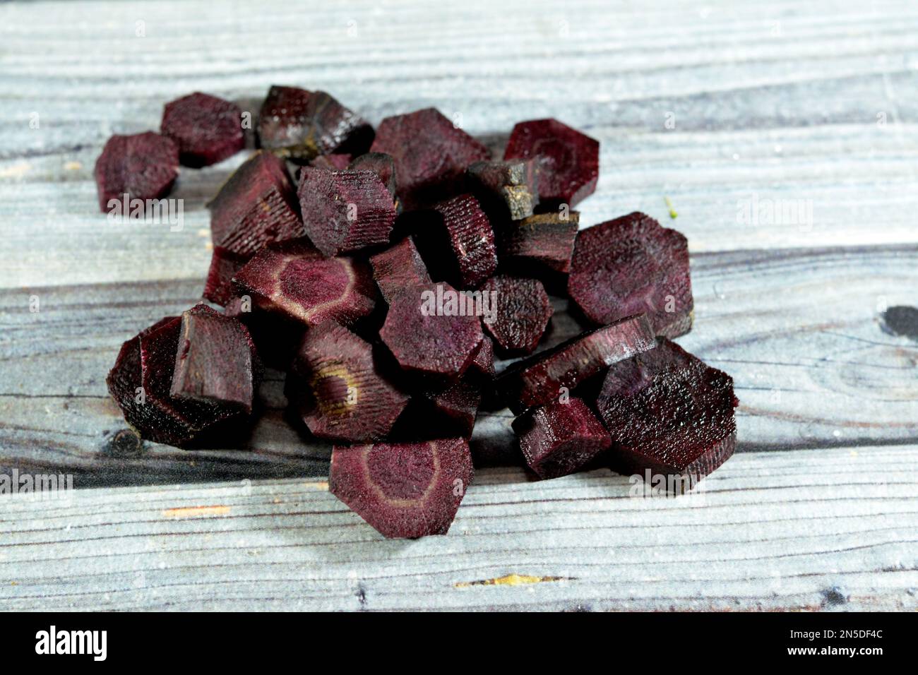 Carote nere, la carota (Daucus carota subsp. Sativus) è una pianta di radice, tipicamente di colore arancione, una pianta biennale della famiglia umbellifer, AP Foto Stock