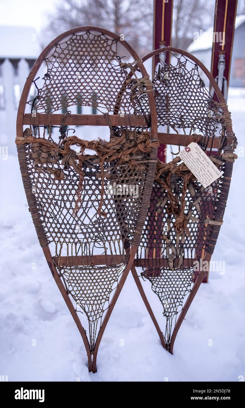 Racchette da neve vintage dei nativi americani realizzate con il motivo della coda di cavallo; in mostra al Vinterfest annuale 18th di Scandia, Minnesota USA. Foto Stock