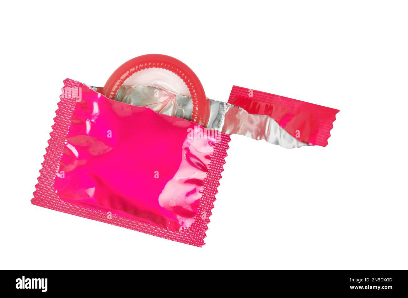 Preservativo rosa isolato su sfondo bianco, tracciato di ritaglio salvato. Foto Stock