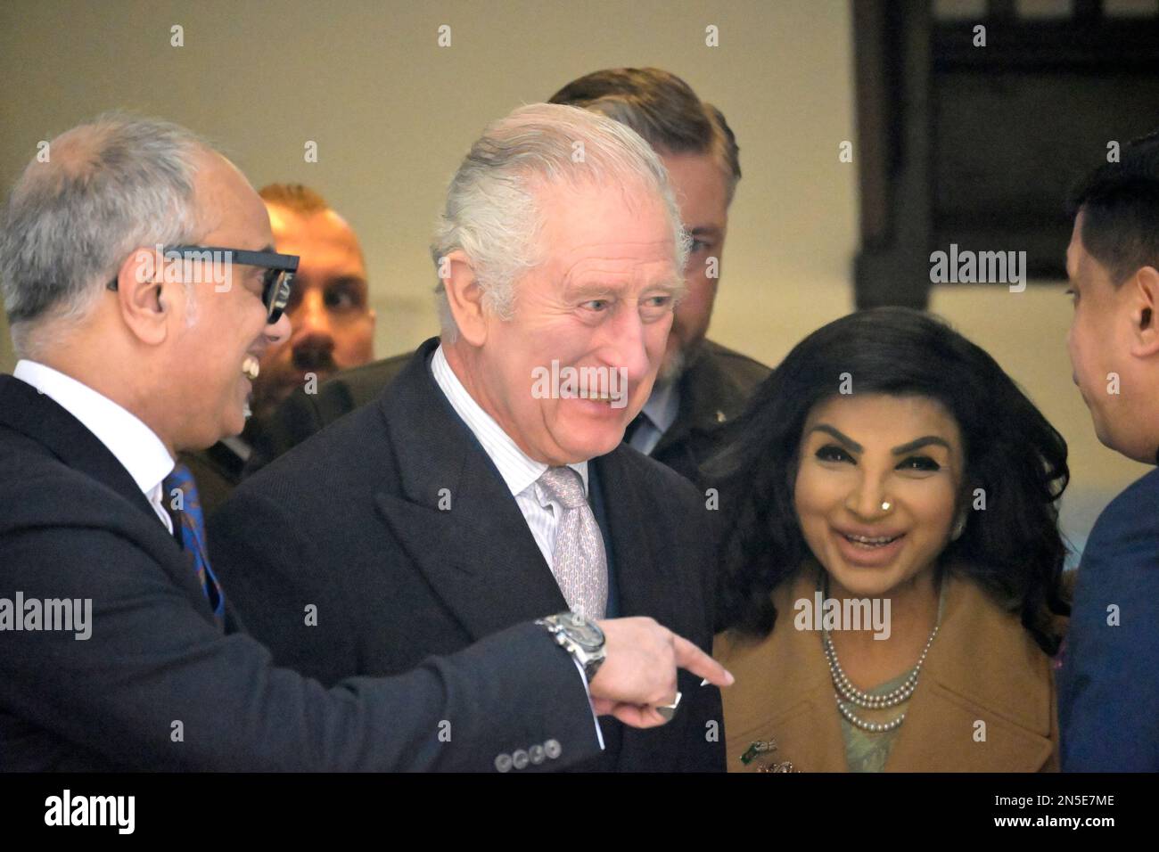 Re Carlo III lascia la Moschea di Jamme Masjid di Brick Lane al termine della sua visita con Camilla alla comunità del Bangladesh nell'estremità orientale di Londo Foto Stock