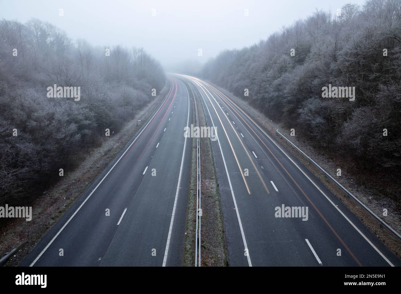 A34 strada a doppia carreggiata nei pressi di Highclere guardando verso sud in nebbia gelida, Highclere, Hampshire, Inghilterra, Regno Unito, Europa Foto Stock
