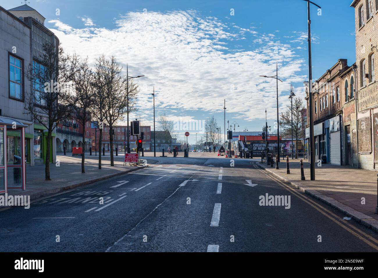 Vista lungo School Street nel centro di Wolverhampton con negozi vuoti e chiusi Foto Stock