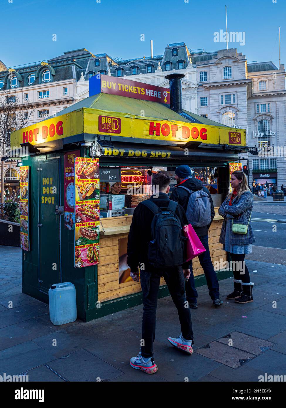 Hot Dog Stall London - Hot Dog Stall su Piccadilly Circus nel centro di Londra. Fast food di Londra. Foto Stock