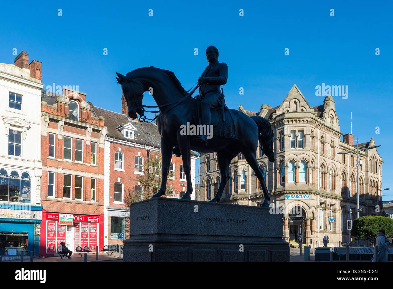 Grande statua di bronzo del Principe Alberto su un cavallo in Queen Square, Wolverhampton, Regno Unito conosciuto localmente come uomo sul oss Foto Stock