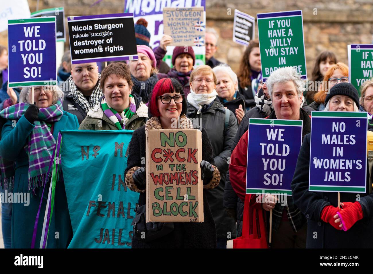 Edimburgo, Scozia, Regno Unito. 9 febbraio 2023. Il gruppo femminista for Women Scotland è un raduno contro gli uomini che sono ospitati nelle prigioni femminili scozzesi al di fuori del Parlamento scozzese. Iain Masterton/Alamy Live News Foto Stock