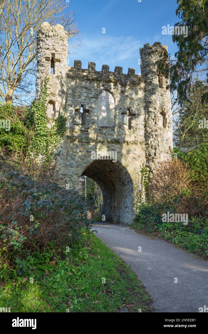 Porta medievale fittizia costruita sul sito del castello originale in Reigate Castle Grounds, Reigate, Surrey, Inghilterra, Regno Unito, Europa Foto Stock